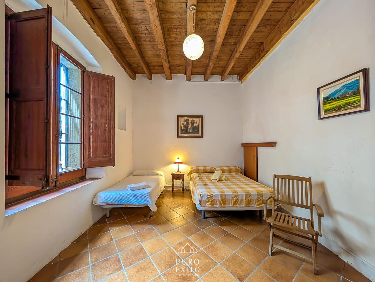 Twin bedroom with terracotta floor